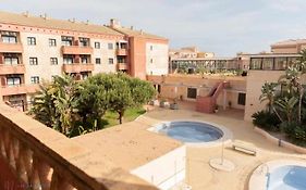 Apartamento junto a la playa con piscina y parking